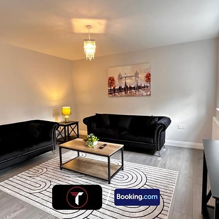 Spacious 4 Bedroom By Tara Stays Short Lets & Serviced Accommodation Aldershot With Free Wifi & Garden Eksteriør billede