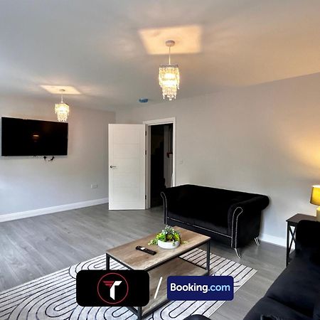 Spacious 4 Bedroom By Tara Stays Short Lets & Serviced Accommodation Aldershot With Free Wifi & Garden Eksteriør billede