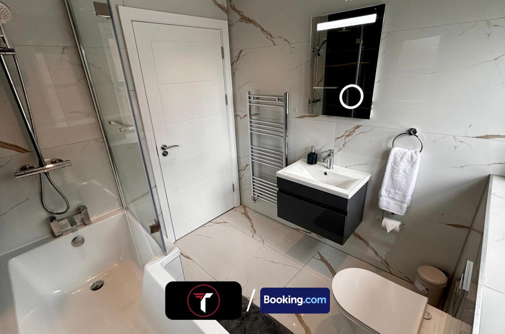 Spacious 4 Bedroom By Tara Stays Short Lets & Serviced Accommodation Aldershot With Free Wifi & Garden Eksteriør billede