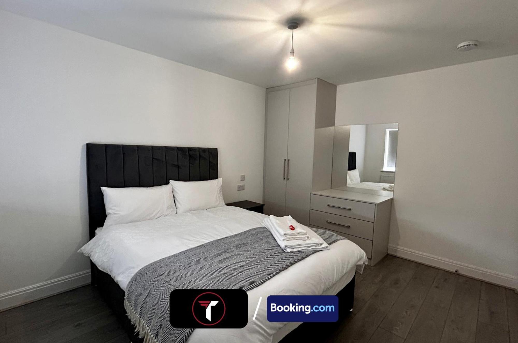 Spacious 4 Bedroom By Tara Stays Short Lets & Serviced Accommodation Aldershot With Free Wifi & Garden Eksteriør billede