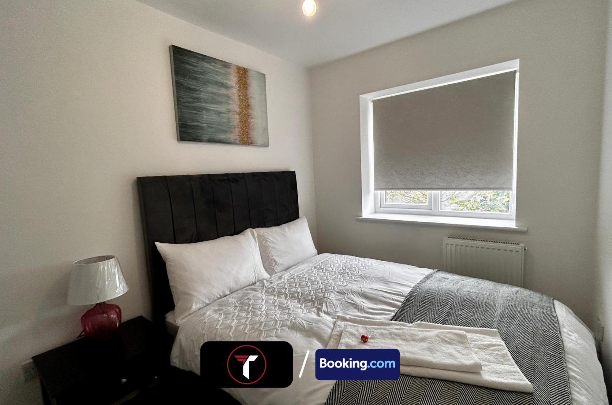 Spacious 4 Bedroom By Tara Stays Short Lets & Serviced Accommodation Aldershot With Free Wifi & Garden Eksteriør billede