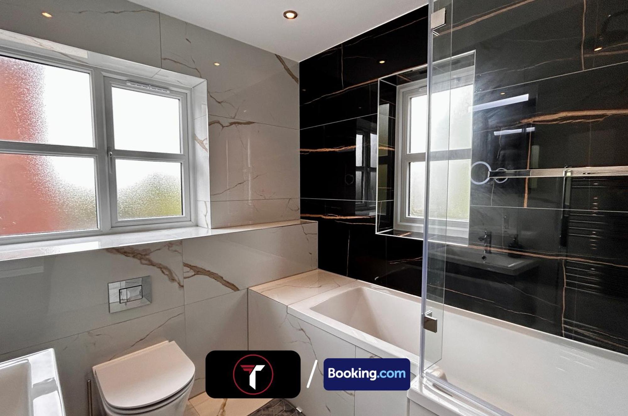 Spacious 4 Bedroom By Tara Stays Short Lets & Serviced Accommodation Aldershot With Free Wifi & Garden Eksteriør billede