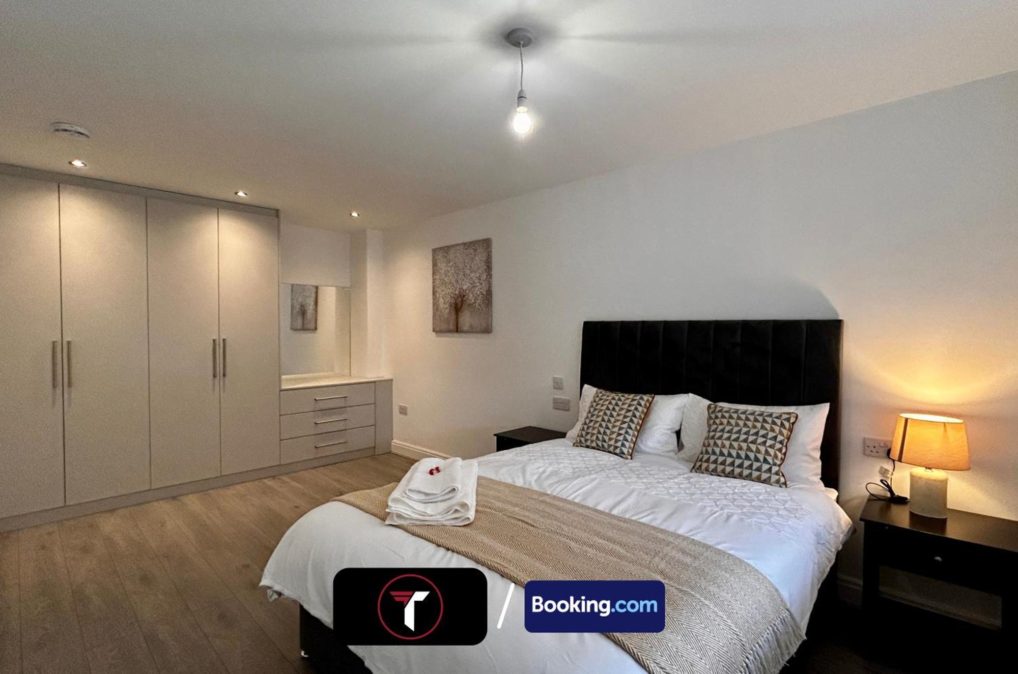 Spacious 4 Bedroom By Tara Stays Short Lets & Serviced Accommodation Aldershot With Free Wifi & Garden Eksteriør billede